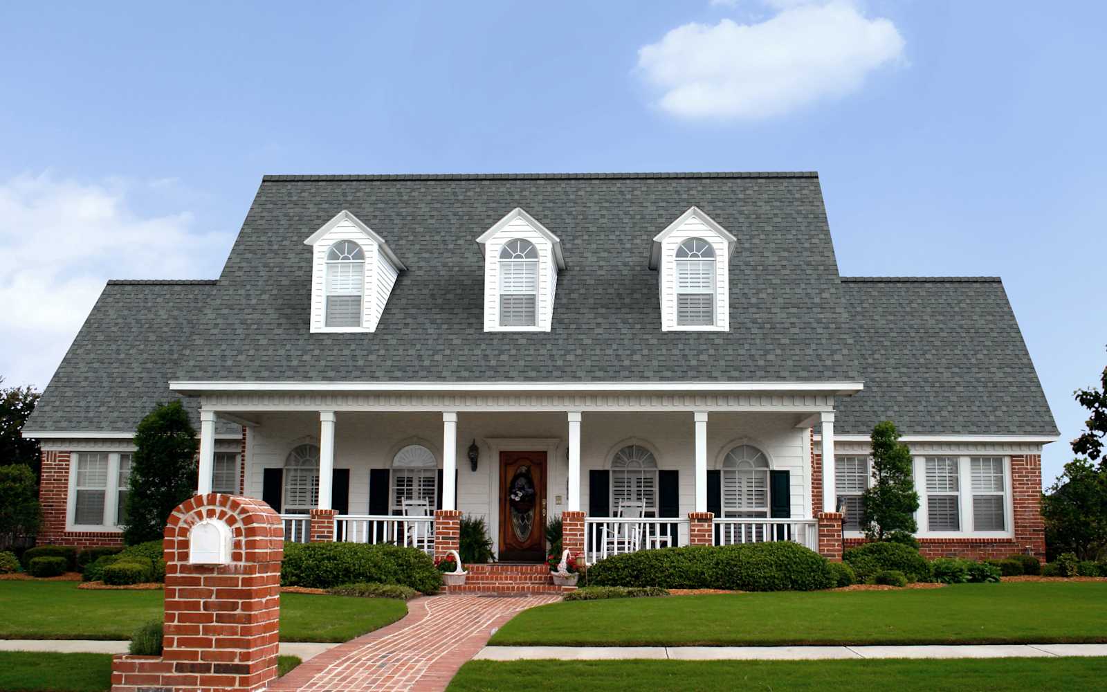 Home with Owens Corning Oakridge Estate Gray roof
