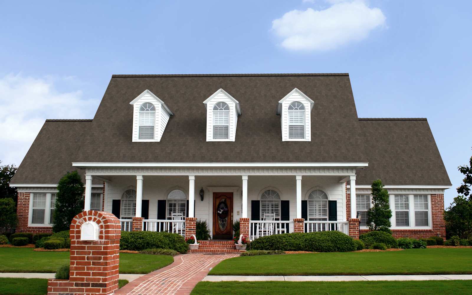 Home with Owens Corning Woodcrest Mesquite roof